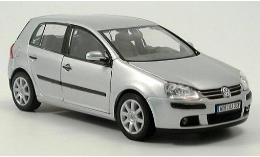 Diecast model cars Volkswagen Golf 1/24 Welly V silber 2004 1:24 Volkswagen Golf 1/24 Welly V silber 2004 1:24 diecast model cars