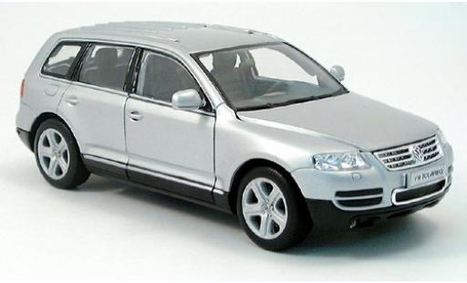 Diecast model cars Volkswagen Touareg 1/24 Welly silber 2002 1:24 Volkswagen Touareg 1/24 Welly silber 2002 1:24 diecast model cars