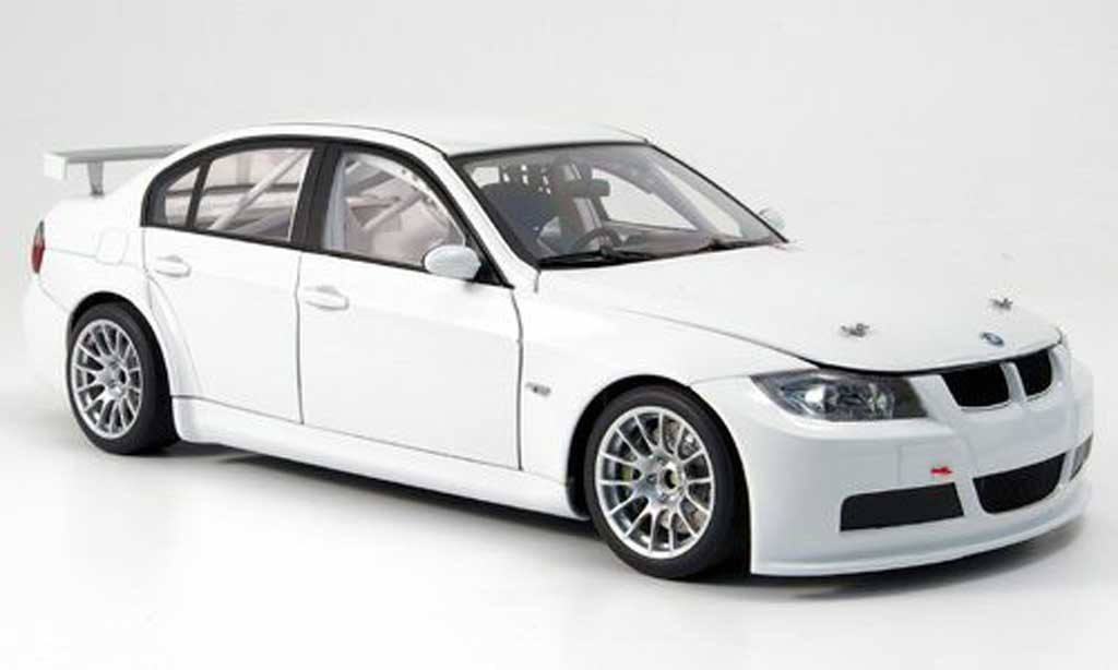 Diecast model cars Bmw 320 E90 1/18 Autoart E90 si white
