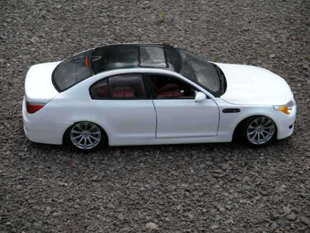 Diecast model cars Bmw M5 E60 1/18 Maisto E60 white et black