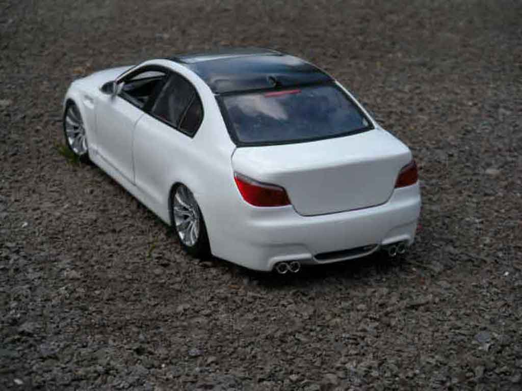 Diecast model cars Bmw M5 E60 1/18 Maisto E60 white et black