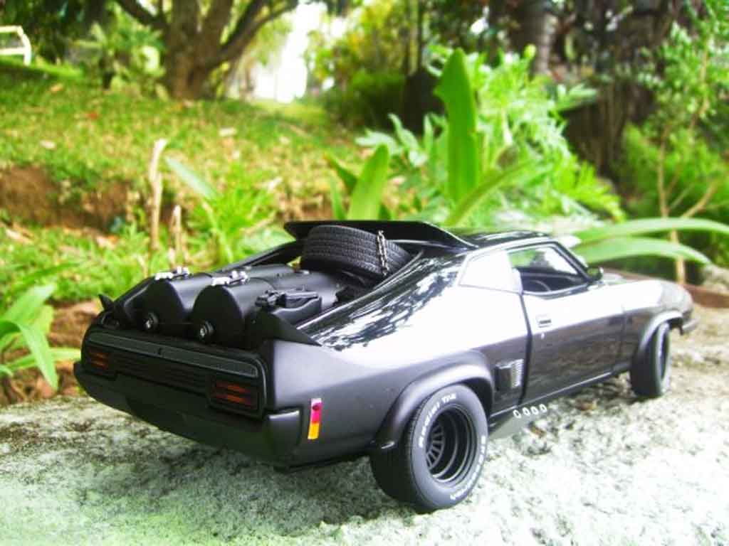 Mad Max ROAD WARRIOR INTERCEPTOR 1/18 Autoart falcon 1973