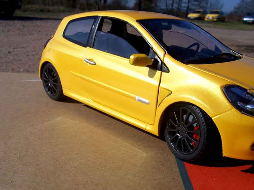 Miniature RENAULT CLIO RS F1 TEAM 2007 - JAUNE SIRIUS 1/18 Norev