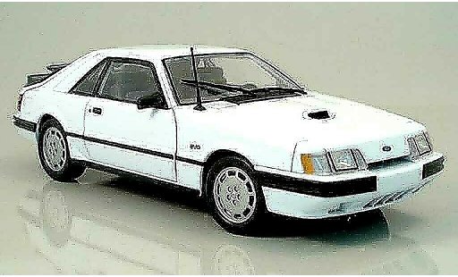 Ford Mustang SVO 1/18 Welly white diecast model cars