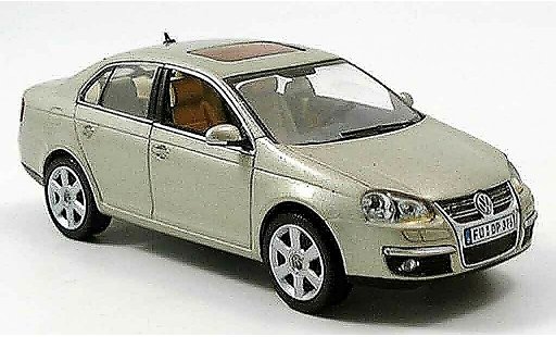 Volkswagen Jetta Base 1/43 Schuco beige 2005 diecast model cars