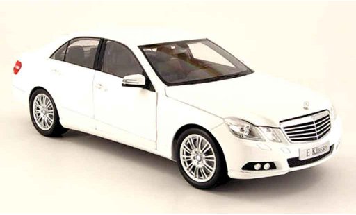 Mercedes Classe E Base 1/18 Minichamps (w 212) white 2009 diecast model cars
