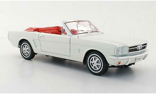 Ford Mustang Convertible 1/18 Welly white diecast model cars