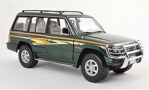 Mitsubishi Pajero Base 1/18 Sun Star green avec Rammschutz et Zierstripes 1998 diecast model cars
