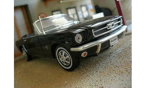 Ford Mustang Convertible 1/18 Welly cabriolet black diecast model cars