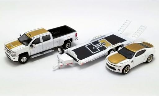 Chevrolet Silverado 1/64 ACME 3500 HD Hurst Performance 2018 avec Camaro SS et 2-Achs-remorque diecast model cars