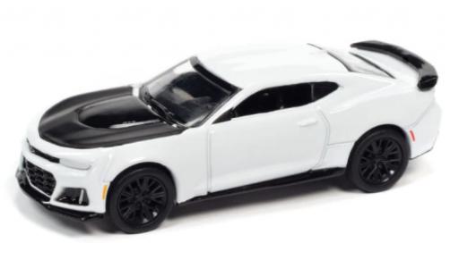 Chevrolet Camaro 1/64 Auto World ZL1 white/black 2019 diecast model cars