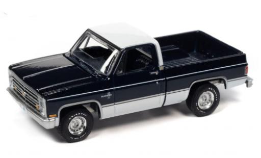 Diecast model cars Chevrolet Silverado 1/64 Auto World 10 Fleetside blue foncé/white 1985 Chevrolet Silverado 1/64 Auto World 10 Fleetside blue foncé/white 1985 diecast model cars