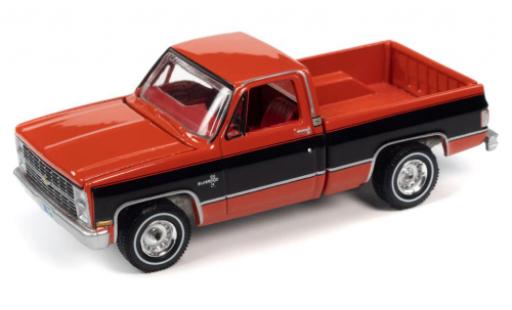 Diecast model cars Chevrolet Silverado 1/64 Auto World 10 Fleetside red/black 1984 Chevrolet Silverado 1/64 Auto World 10 Fleetside red/black 1984 diecast model cars