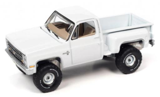 Diecast model cars Chevrolet Silverado 1/64 Auto World K10 Stepside white 1986 Chevrolet Silverado 1/64 Auto World K10 Stepside white 1986 diecast model cars