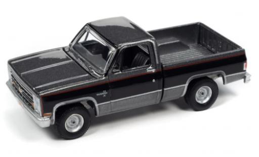 Diecast model cars Chevrolet Silverado 1/64 Auto World R10 Fleetside metallise grey/black 1987 Chevrolet Silverado 1/64 Auto World R10 Fleetside metallise grey/black 1987 diecast model cars