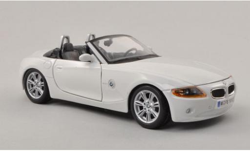 Bmw Z4 1/24 Burago white diecast model cars