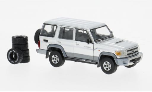 Diecast model cars Toyota Land Cruiser 1/64 BM Creations LC76 silber 1:64 Toyota Land Cruiser 1/64 BM Creations LC76 silber 1:64 diecast model cars