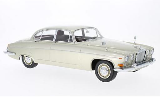 Diecast model cars Jaguar 420 1/18 BoS Models G (Mark X) metallic beige RHD 1966 sans Vitrine Jaguar 420 1/18 BoS Models G (Mark X) metallic beige RHD 1966 sans Vitrine diecast model cars