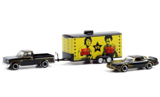 Chevrolet C-10 1/64 Greenlight Custom Deluxe black/gold 1981 mit 1979 Pontiac Firebird Trans Am und Zweiachskofferanhänger Rocky II diecast model cars