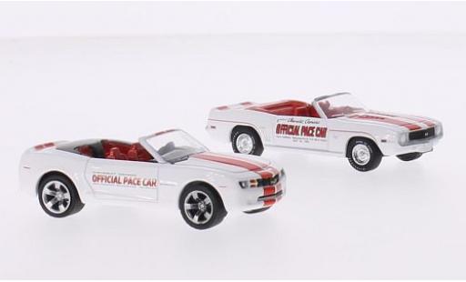 Diecast model cars Chevrolet Camaro 1/64 Greenlight 2er-Set: Indianapolis 500 Pace Cars white/red 1969 Convertible & 2011 Convertible Chevrolet Camaro 1/64 Greenlight 2er-Set: Indianapolis 500 Pace Cars white/red 1969 Convertible & 2011 Convertible diecast model cars