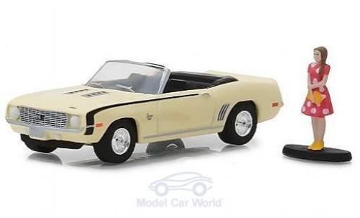 Diecast model cars Chevrolet Camaro SS 1/64 Greenlight SS Convertible yellow 1969 mit einer weiblichen Figur Chevrolet Camaro SS 1/64 Greenlight SS Convertible yellow 1969 mit einer weiblichen Figur diecast model cars
