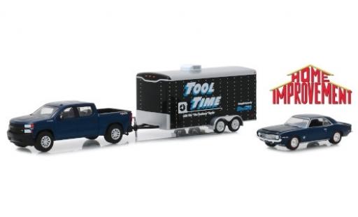 Chevrolet Silverado 1/64 Greenlight Tool Time 2019 mit 1969 Camaro SS und Zweiachskofferanhänger diecast model cars