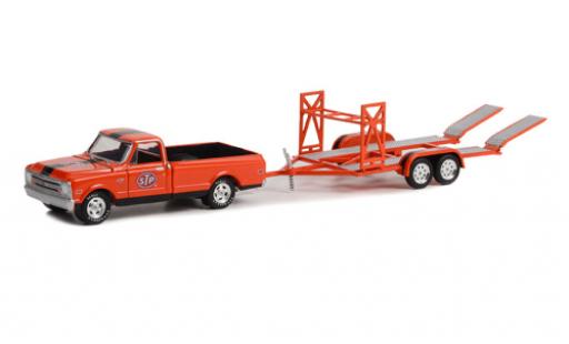 Chevrolet C-10 1/64 Greenlight Pick Up orange STP 1968 diecast model cars