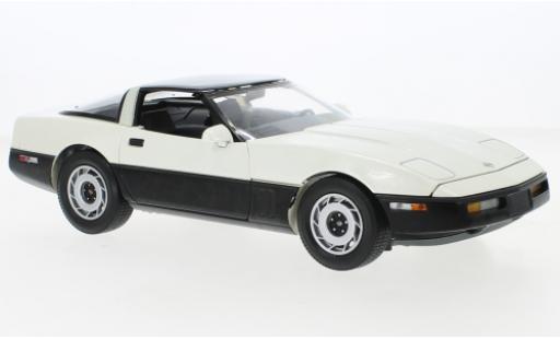 Diecast model cars Chevrolet Corvette 1/18 Greenlight (C4) metallise white/black 1986 Chevrolet Corvette 1/18 Greenlight (C4) metallise white/black 1986 diecast model cars