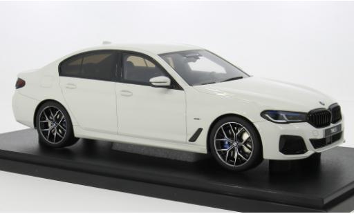 Diecast model cars Bmw 545 1/18 GT Spirit E X Drive Saloon M Sport (G60) weiss 2023 1:18 Bmw 545 1/18 GT Spirit E X Drive Saloon M Sport (G60) weiss 2023 1:18 diecast model cars