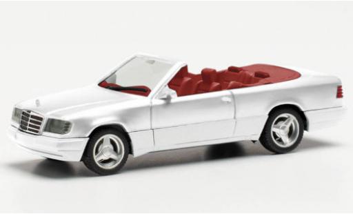 Diecast model cars Mercedes Classe E 1/87 Herpa 320 CE (C124) cabriolet white Mercedes Classe E 1/87 Herpa 320 CE (C124) cabriolet white diecast model cars