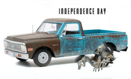 Diecast model cars Chevrolet C-10 1/18 Highway 61 blue/grey Independence Day 1971 avec traces d et Alien-figurine Chevrolet C-10 1/18 Highway 61 blue/grey Independence Day 1971 avec traces d et Alien-figurine diecast model cars