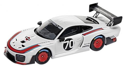 Porsche 991 GT2 RS 1/18 Minichamps 935 white/Dekor No.70 Martini 2018 Basis: 911 GT2 RS (.2) diecast model cars