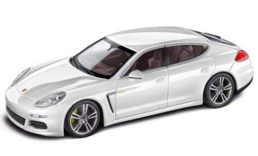 Diecast model cars Porsche Panamera e-hybrid 1/43 Minichamps S e-hybrid (970) white 2013 Facelift Porsche Panamera e-hybrid 1/43 Minichamps S e-hybrid (970) white 2013 Facelift diecast model cars