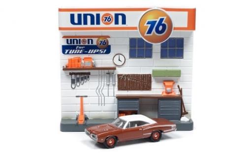 Diecast model cars Dodge Coronet 1/64 Johnny Lightning Super Bee metallic brown/matt-white 1976 Diorama Dodge Coronet 1/64 Johnny Lightning Super Bee metallic brown/matt-white 1976 Diorama diecast model cars