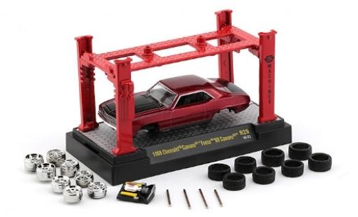 Chevrolet Camaro 1/64 M2 Machines metallic red/matt-black 1969 Foose 69 avec Hebebühne et 2 Radsätzen diecast model cars
