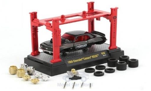 Chevrolet Camaro 1/64 M2 Machines RS/SS metallic black/Dekor Hooker Blackheart 1969 mit Hebebühne und 2 Radsätzen diecast model cars