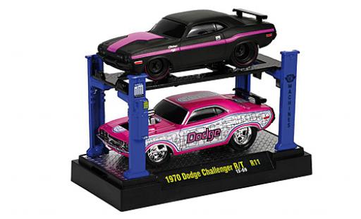 Dodge Challenger 1/64 M2 Machines R/T Tuning matt-black/lila 1969 2er-Set: y compris les Hebebühne sur podium Capot avec fonction diecast model cars