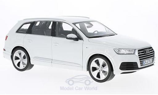Diecast model cars Audi Q7 1/18 Minichamps white 2015 Audi Q7 1/18 Minichamps white 2015 diecast model cars