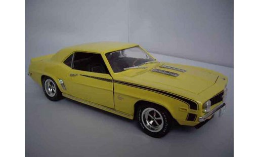 Chevrolet Camaro SS 1/18 Ertl 396 1969 yellow diecast model cars