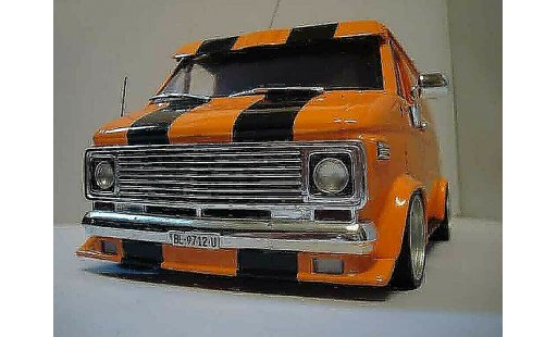 Chevrolet Van fourgon 1/18 Highway 61 orange diecast model cars