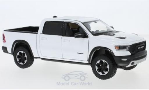 Dodge RAM 1/24 Motormax 1500 Crew Cab Rebel white 2019 diecast model cars