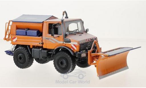 Diecast model cars Mercedes Unimog 1/32 Schuco U 1600 orange Winterdienst gealtert mit Räumschild und Salzstreuer Mercedes Unimog 1/32 Schuco U 1600 orange Winterdienst gealtert mit Räumschild und Salzstreuer diecast model cars