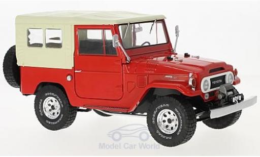 Diecast model cars Toyota Land Cruiser 1/18 Triple 9 Collection FJ40 red/beige 1967 Toyota Land Cruiser 1/18 Triple 9 Collection FJ40 red/beige 1967 diecast model cars