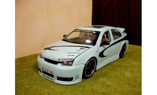 Volkswagen Bora Base 1/18 Revell show car diecast model cars