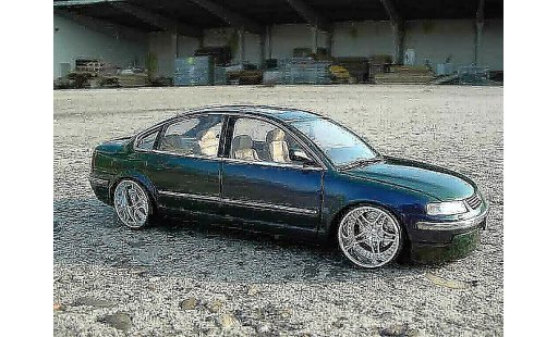 Volkswagen Passat Base 1/18 Welly  diecast model cars