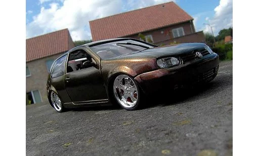 Volkswagen Golf GTI 1/18 Revell peinture cameleon diecast model cars