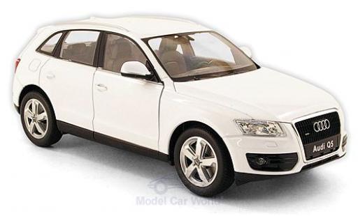 Diecast model cars Audi Q5 1/24 Welly white ohne Vitrine Audi Q5 1/24 Welly white ohne Vitrine diecast model cars