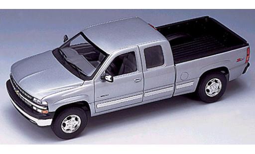 Diecast model cars Chevrolet Silverado 1/18 Welly Ex. Cab silber 1999 1:18 Chevrolet Silverado 1/18 Welly Ex. Cab silber 1999 1:18 diecast model cars
