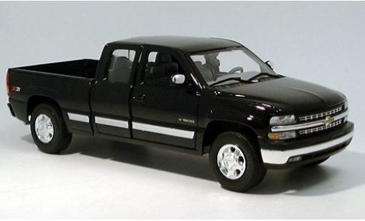 Diecast model cars Chevrolet Silverado 1/18 Welly Ext. Cab schwarz 1:18 Chevrolet Silverado 1/18 Welly Ext. Cab schwarz 1:18 diecast model cars