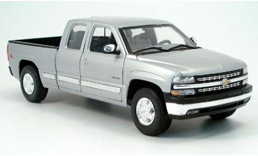 Diecast model cars Chevrolet Silverado 1/18 Welly Ext. Cab silber 1:18 Chevrolet Silverado 1/18 Welly Ext. Cab silber 1:18 diecast model cars